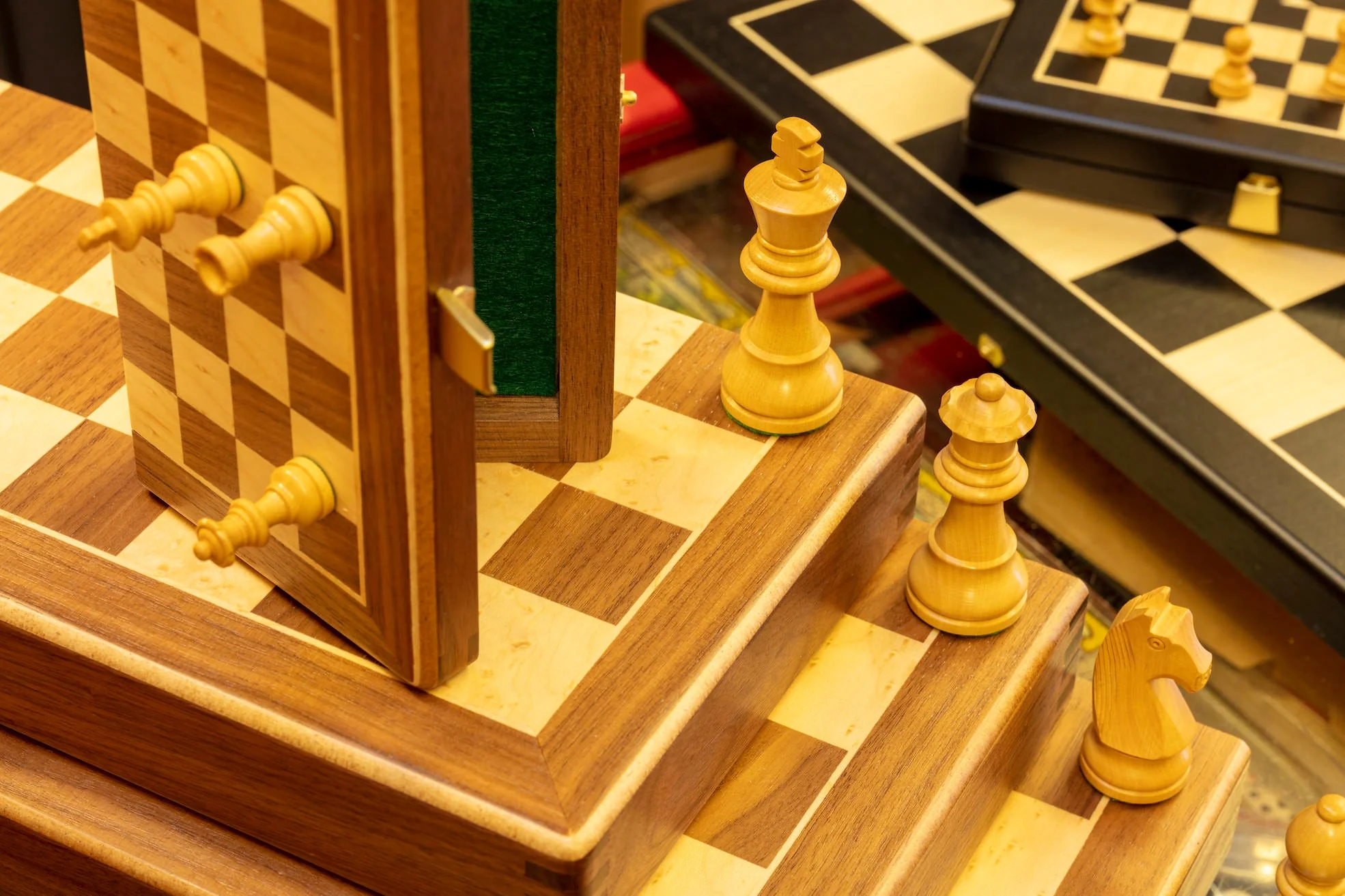 Coffret d'échecs en bois pliant - Ulbrich - Noyer / Erable moucheté - Image 2