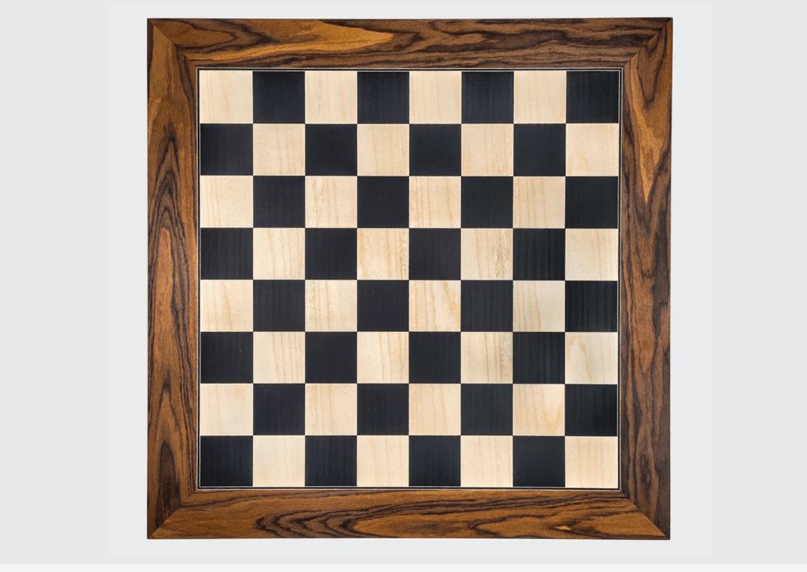 Plateau d'échecs / échiquier en Poirier teinté et Sycomore - Bords Palissandre de Santos - Laqué - Ferrer - Image 3