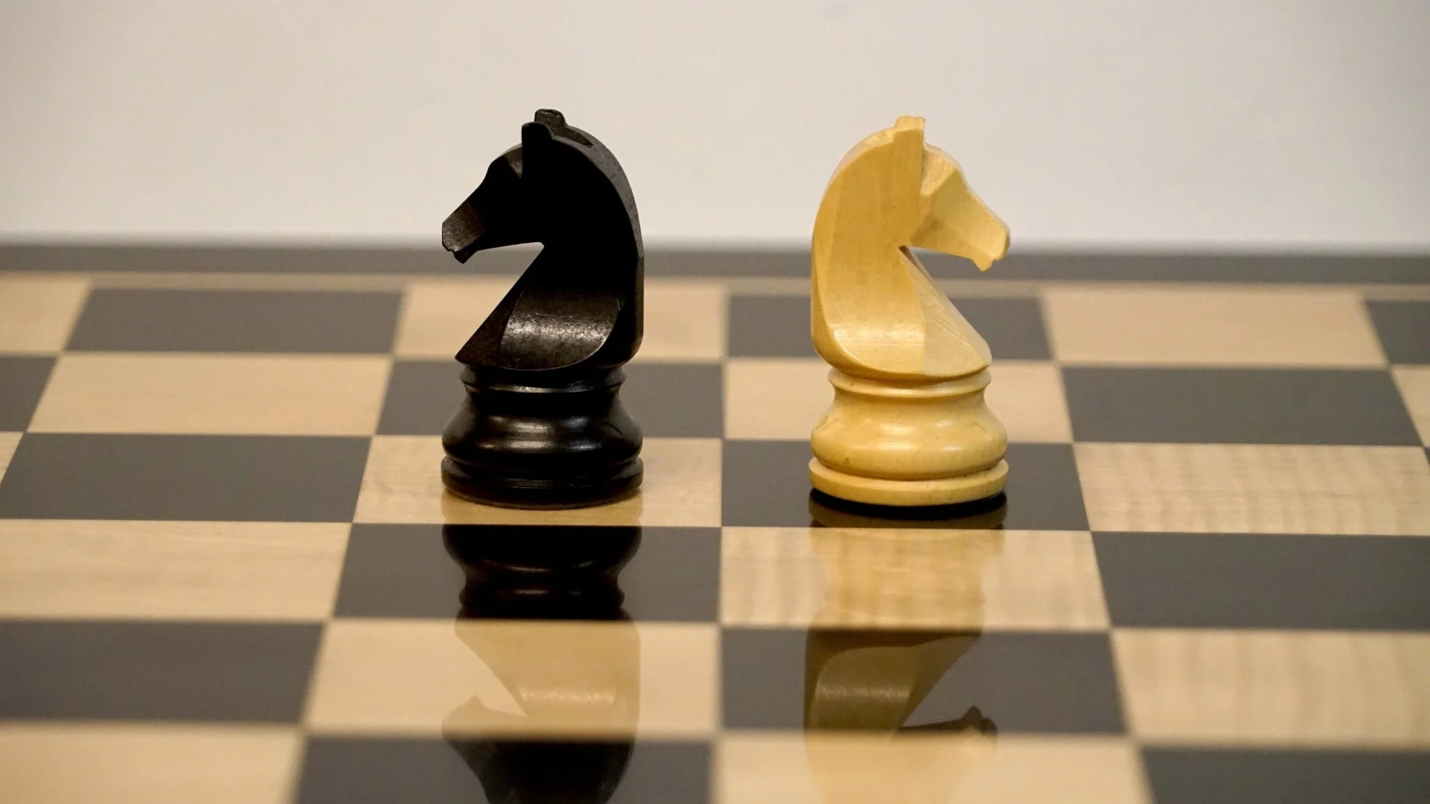 Ensemble jeu d'échecs en ébène et sycomore - laqué - Pièces en Buis - Chavet - Image 2
