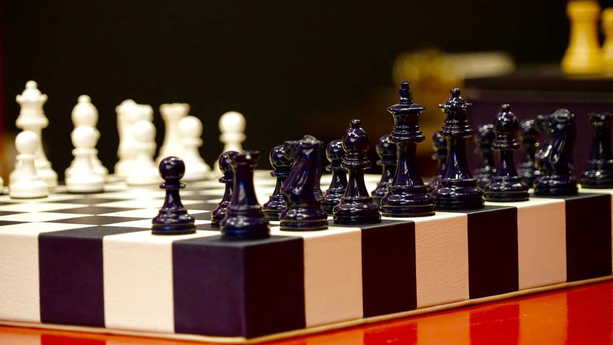 Jeu d'échecs en marqueterie de cuir - Exemplaire unique - Fabrication française - Image 13