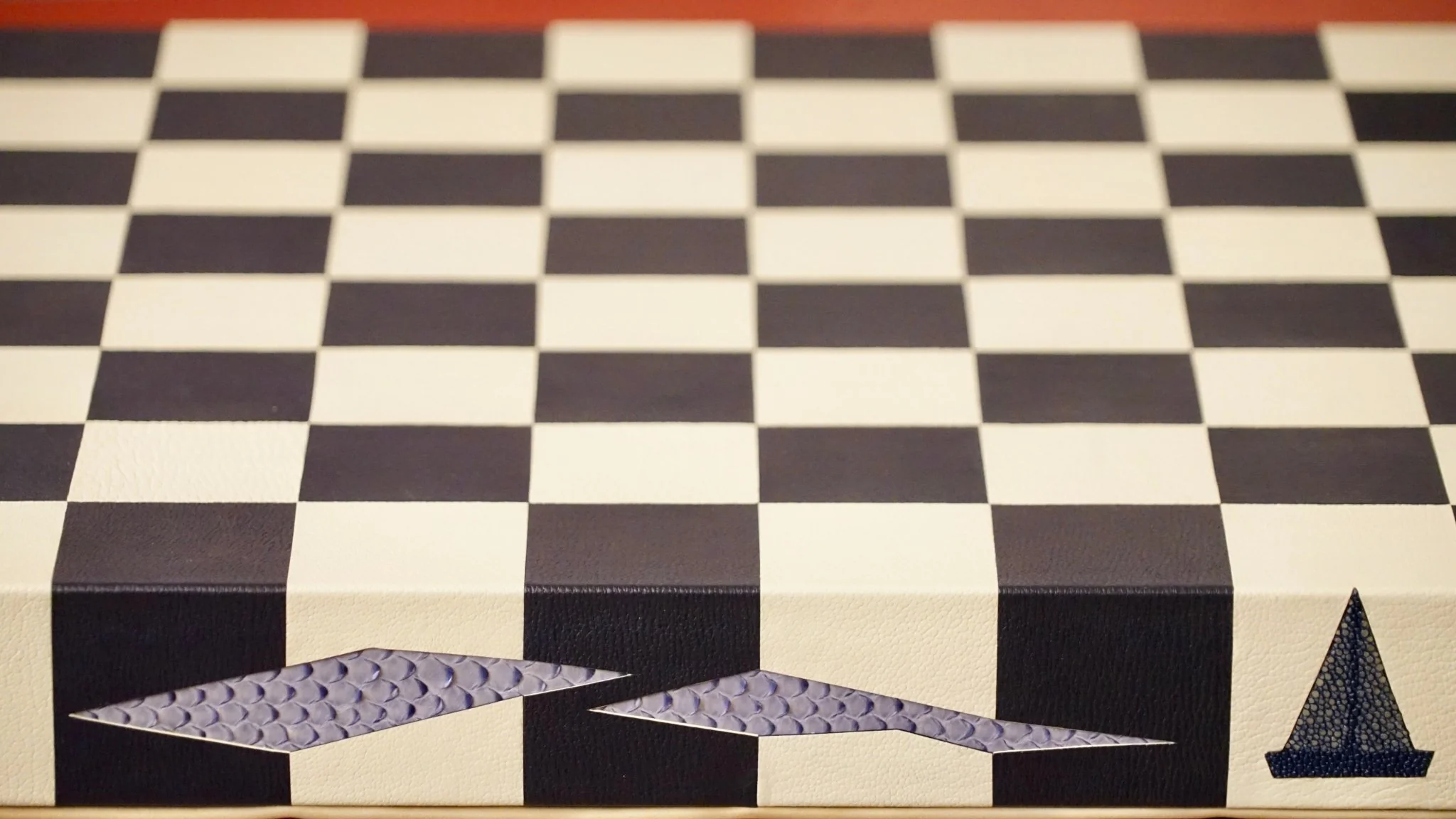 Jeu d'échecs en marqueterie de cuir - Exemplaire unique - Fabrication française - Image 3
