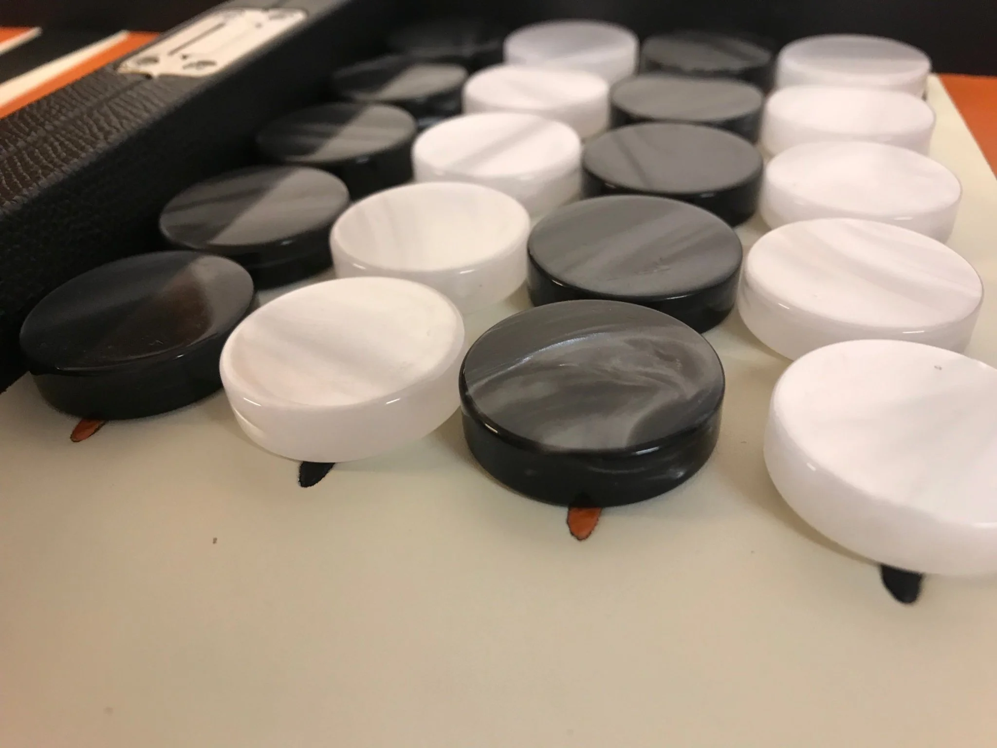 Pions de backgammon en acetate nacrés - Blanc / Noir - Image 3
